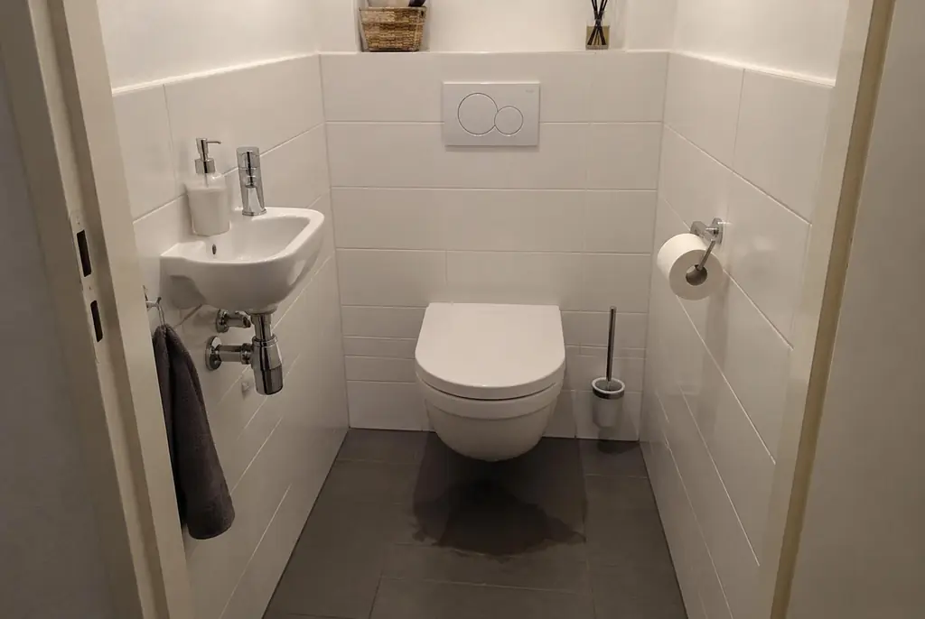 Lekdetectie Oegstgeest – natte vloer bij een toilet