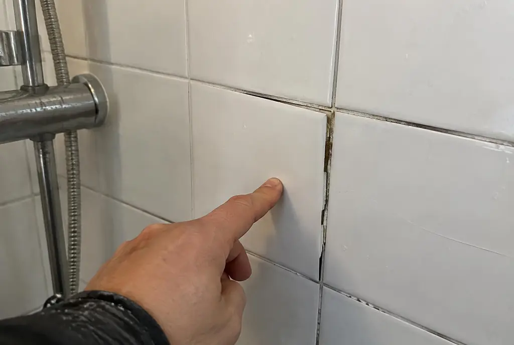 Lekdetectie Oegstgeest – losse, holle badkamertegels door een lekkage