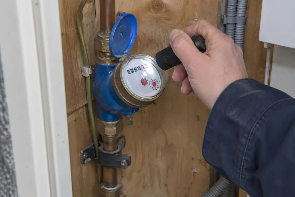 Lekdetectie Oegstgeest – watermeter in de meterkast controleren met een zaklamp